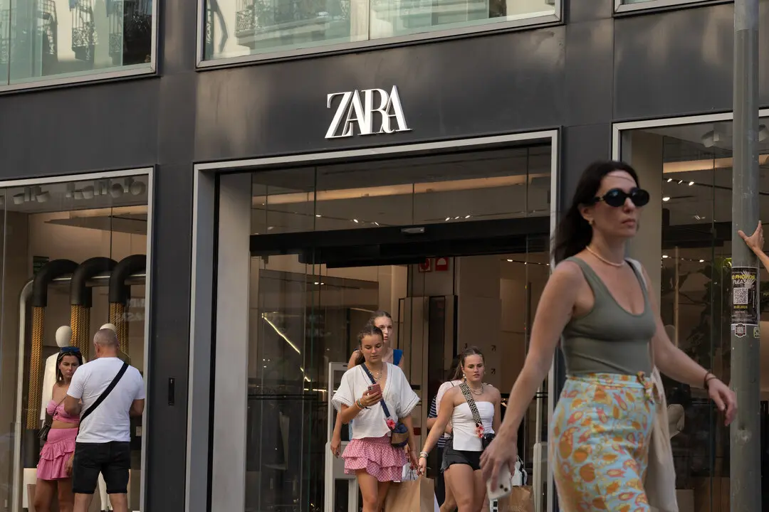 Varias personas pasan delante de una tienda Zara. / EP