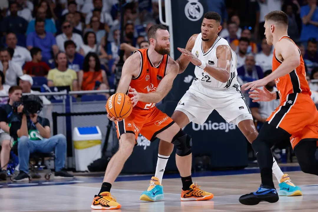 Matt Costello del Valencia Basket y Walter Samuel Tavares del Madrid durante un partido. / EP