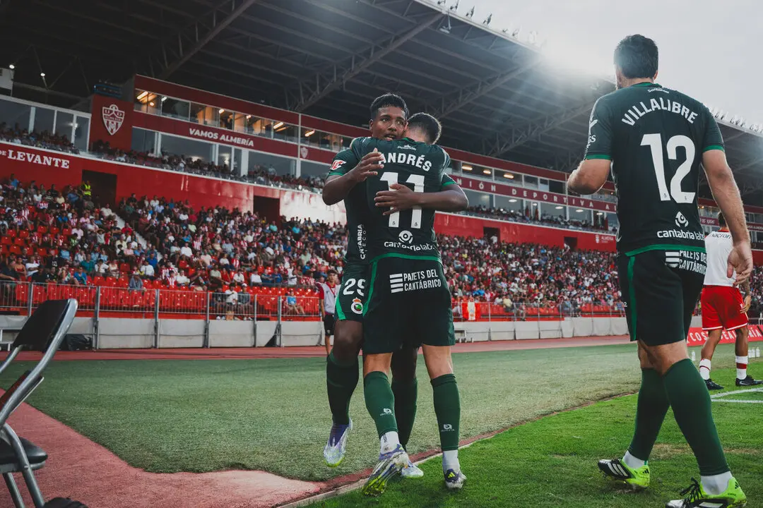 Los jugadores del Racing se abrazan tras el gol de Jeremy. / RRC