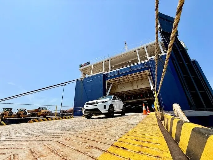Un veh&iacute;culo Land Rover desembarca en el puerto de Santander desde el buque Neptune Dynamis, procedente del puerto de Portbury (Inglaterra). / ALERTA