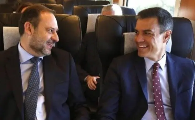 Jos&eacute; Luis &Aacute;balos y Pedro S&aacute;nchez, en un viaje oficial en tren. Ambos han quedado vinculados a causas judiciales que afectan al entorno del PSOE.