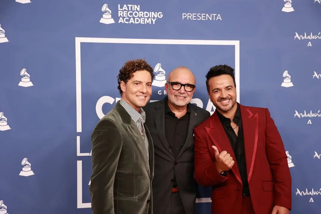 El CEO de los Latin Grammy, Manuel Abud (c), y los cantantes David Bisbal (i) y Luis Fonsi (d) en el photocall de la gala de los Latin Grammy 'Andaluc&iacute;a es M&uacute;sica'. / Roc&iacute;o Ruz