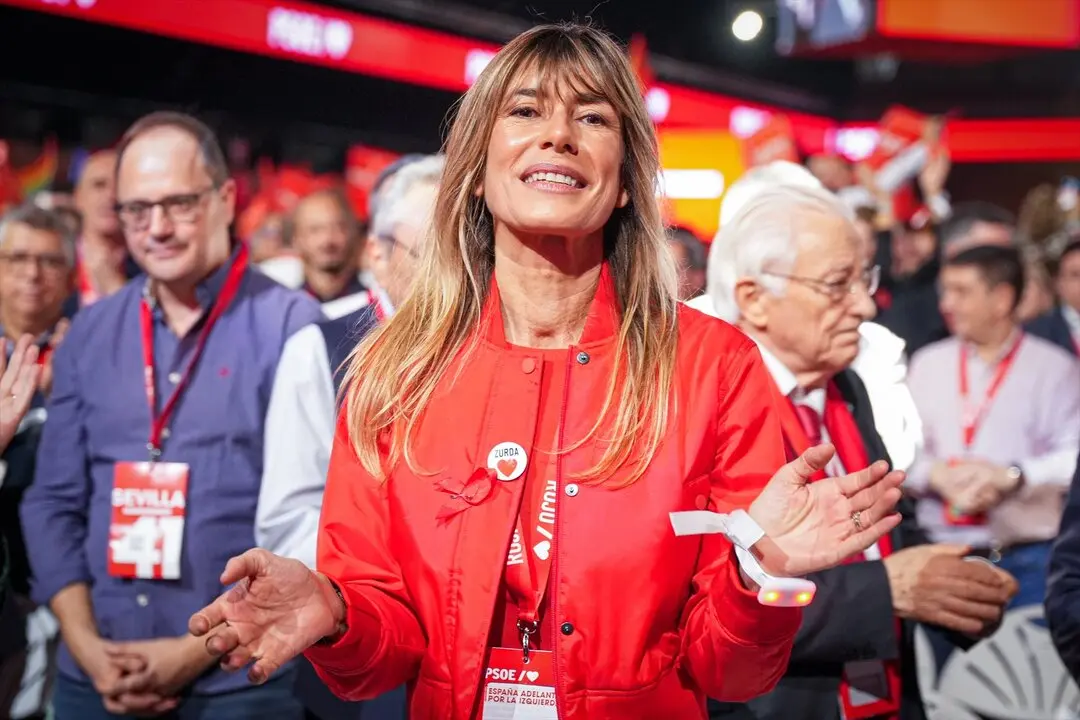 La esposa del presidente del gobierno Bego&ntilde;a G&oacute;mez durante la clausura del 41&ordm; Congreso Federal del PSOE. / Francisco J. Olmo