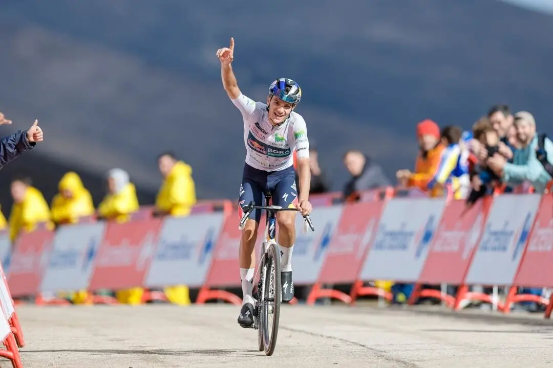 El ciclista italiano Giulio Pellizzari (Red Bull Bora) celebrando la victoria en la etapa 17 de La Vuelta 2025. / LaVuelta