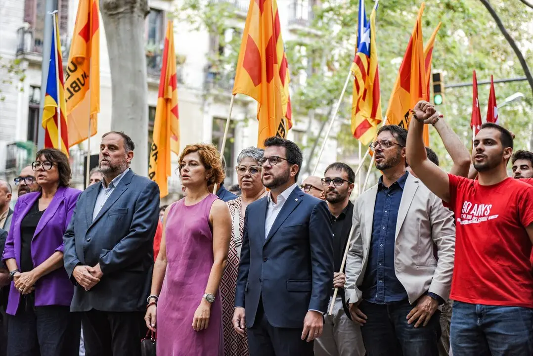 El presidente de ERC, Oriol Junqueras (2i) y el expresidente de la Generalitat, Pere Aragon&egrave;s (c), llegan a la ofrenda floral al monumento de Rafael Casanova, con motivo de la Diada. / Alberto Paredes