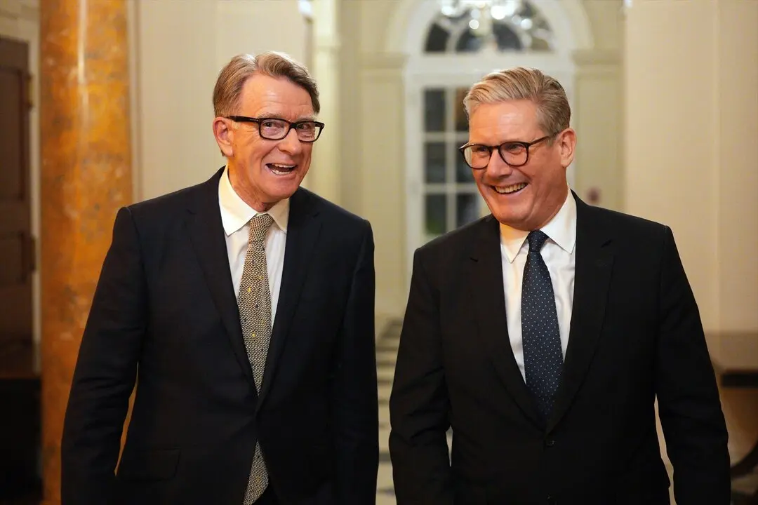 El primer ministro del Reino Unido, Keir Starmer (der.), y el embajador brit&aacute;nico en Estados Unidos, Peter Mandelson, durante una recepci&oacute;n de bienvenida en la residencia del embajador en Washington D. C. / EP
