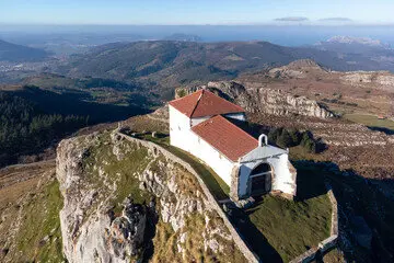 En las monta&ntilde;as c&aacute;ntabras se esconde un rinc&oacute;n de belleza &uacute;nica, al que puedes acceder f&aacute;cilmente desde Ampuero. / A.S.P