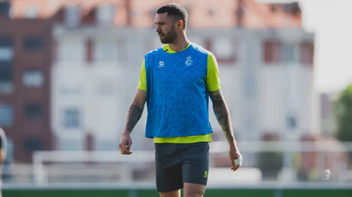 El jugador del Racing Mani Hernando durante un entrenamiento. / x