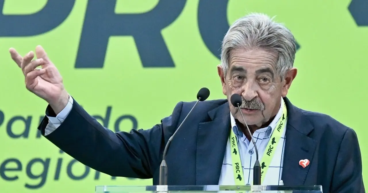 El exsecretario general del PRC y expresidente de Cantabria, Miguel &Aacute;ngel Revilla, interviene durante la proclamaci&oacute;n de Paula Fern&aacute;ndez como candidata a la Presidencia auton&oacute;mica para las elecciones de 2027, en el Paraninfo de la Universidad de Cantabria, a 18 de mayo de 2025, en Santander, Cantabria (Espa&ntilde;a).

Firma: Nacho Cubero / Europa Press