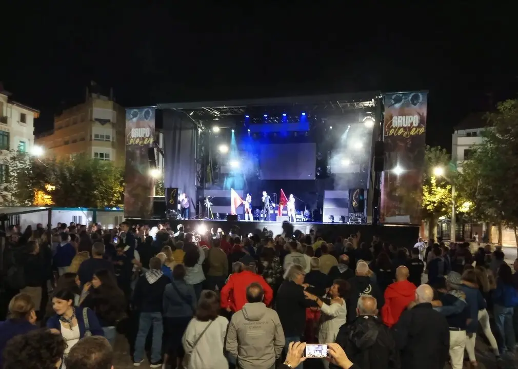 Una verbena durante las fiestas en Santo&ntilde;a. / A.S.