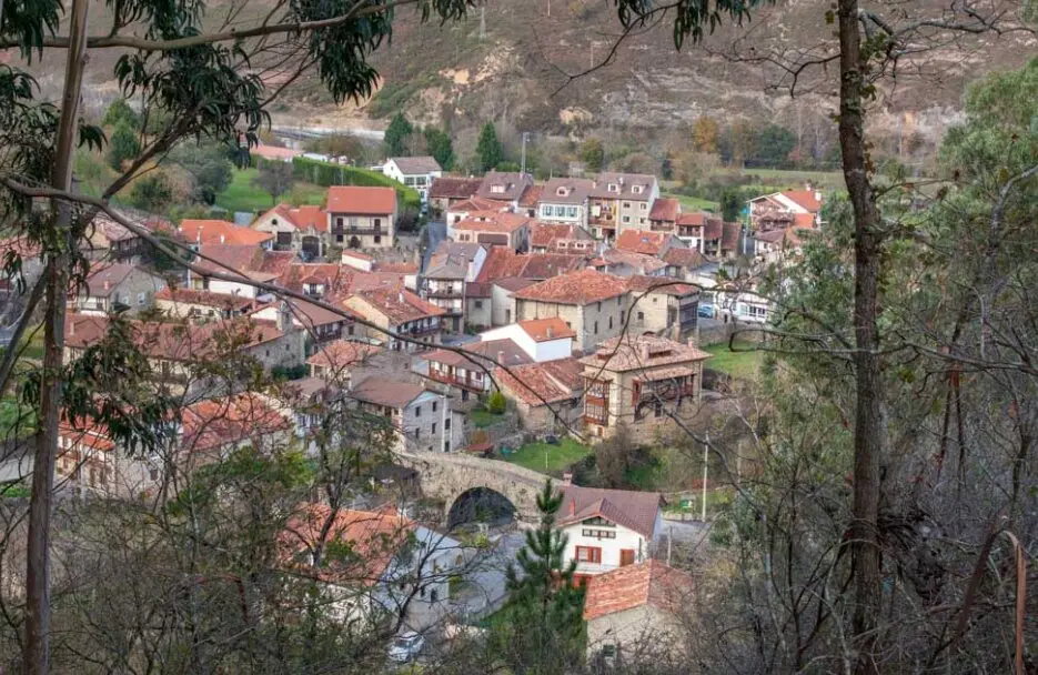 Vista de Cos&iacute;o, pueblo de Cantabria. / A.R.