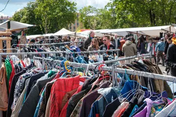 Varias personas visitan un mercadillo. / A.S.P