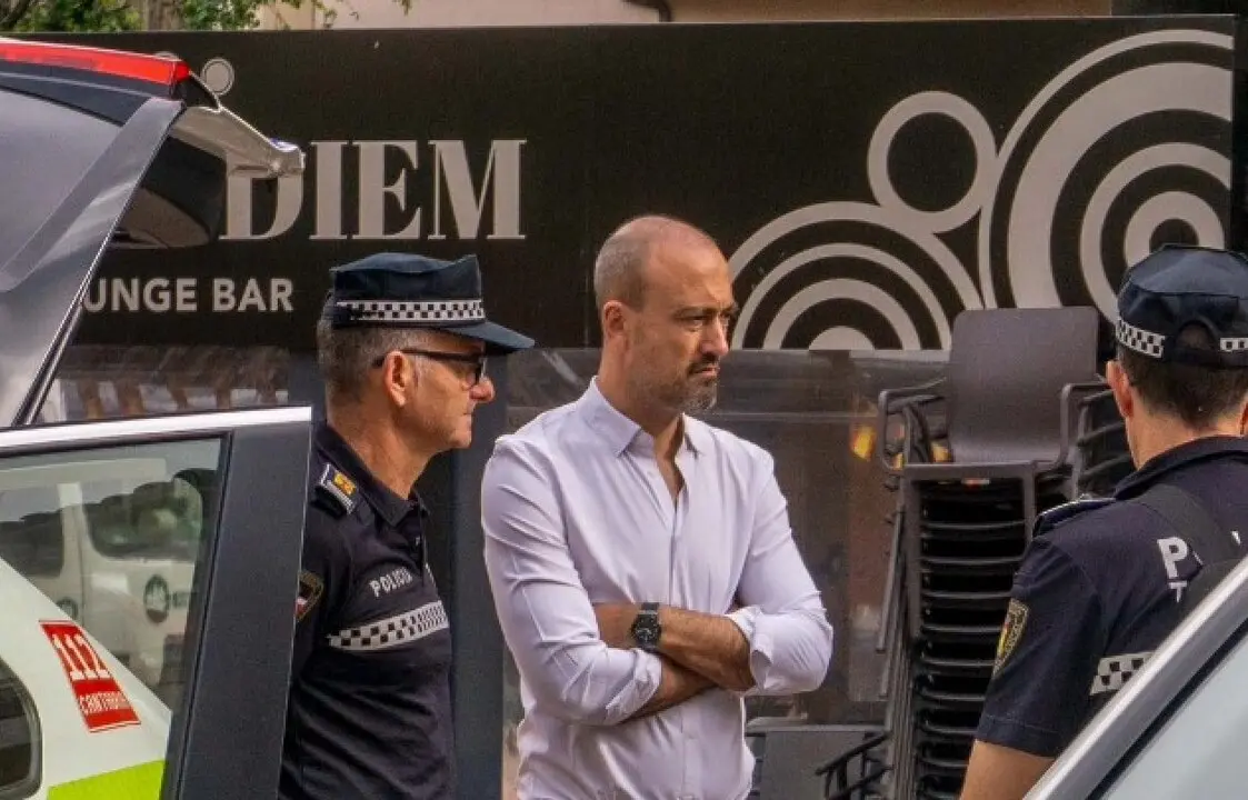 El alcalde de Torrelavega, Javier L&oacute;pez Estrada, junto a miembros de la policial local. / A.E.