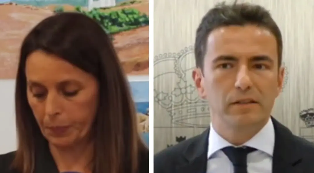 La alcaldesa de Santa Cruz de Bezana, Carmen P&eacute;rez (izquierda), visiblemente afectada durante su comparecencia tras la detenci&oacute;n de su hijo, y el delegado del Gobierno y secretario general del PSOE en Cantabria, Pedro Casares (derecha), quien respondi&oacute; con cr&iacute;ticas pol&iacute;ticas a la regidora.