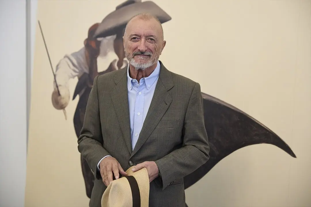 El autor Arturo P&eacute;rez-Reverte durante la presentaci&oacute;n de su nueva novela 'Misi&oacute;n en Par&iacute;s'. / Jes&uacute;s Hell&iacute;n /