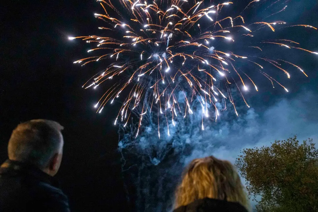 Fuegos artificiales en Puente San Miguel por sus fiestas. / EP