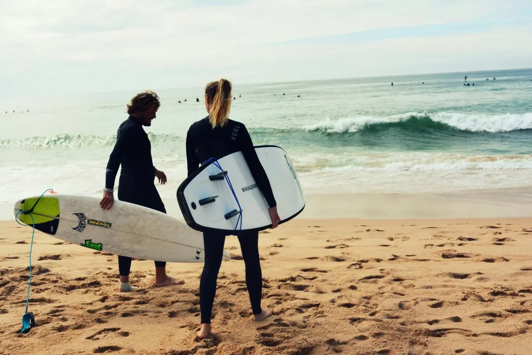 Dos personas en una playa con tablas de surf. / A.E
