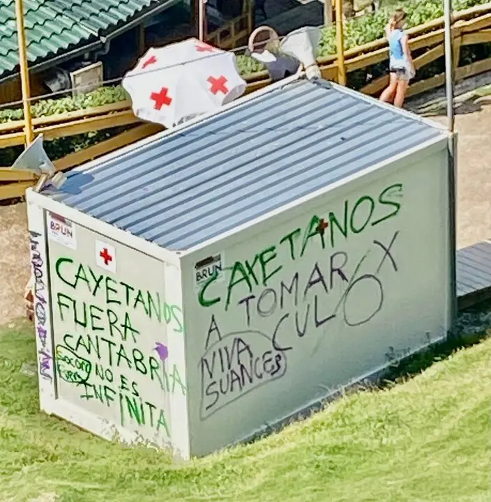 Pintadas en el puesto de la Cruz roja en la Playa de Los Locos. / PSP / RRSS