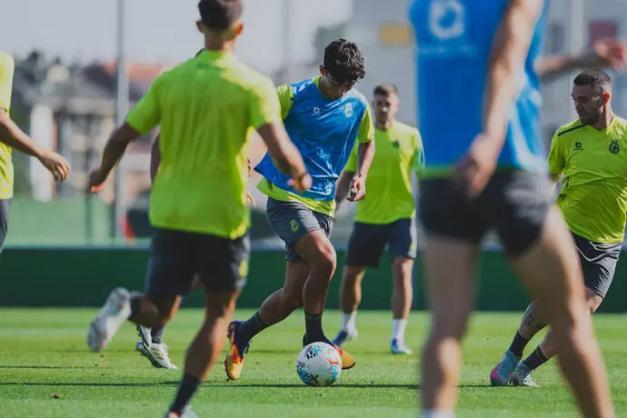 Entrenamiento del club c&aacute;ntabro en los campos de Sport de El Sardinero. / x