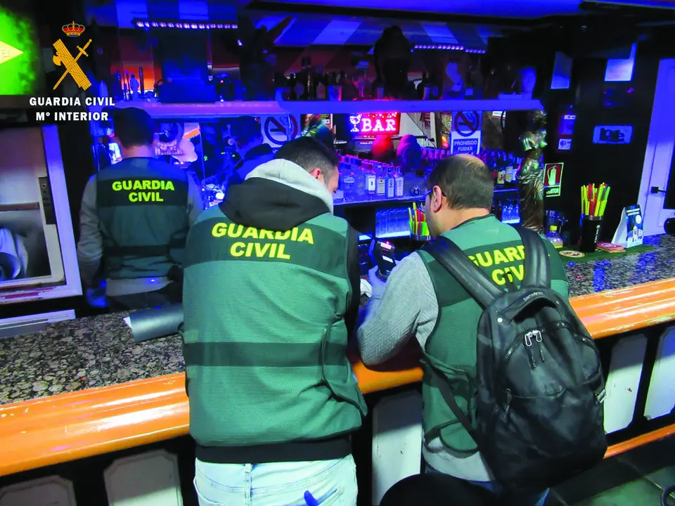Agentes de la Guardia Civil durante una intervenci&oacute;n en un club de alterne. / Alerta