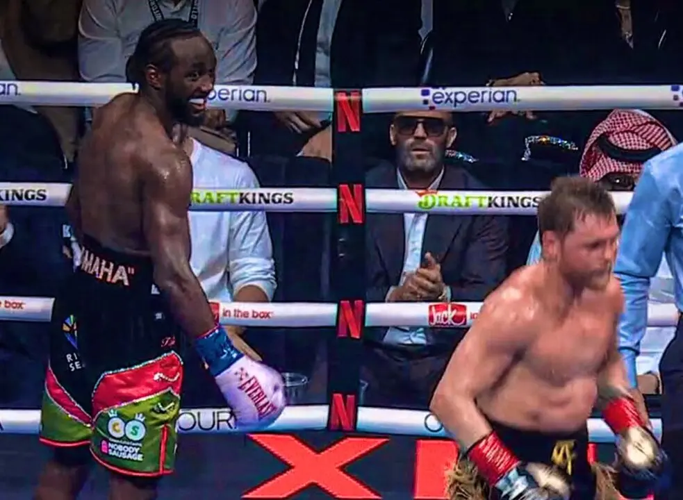 Uno de los momentos de la pelea entre Crawford y Canelo. / X