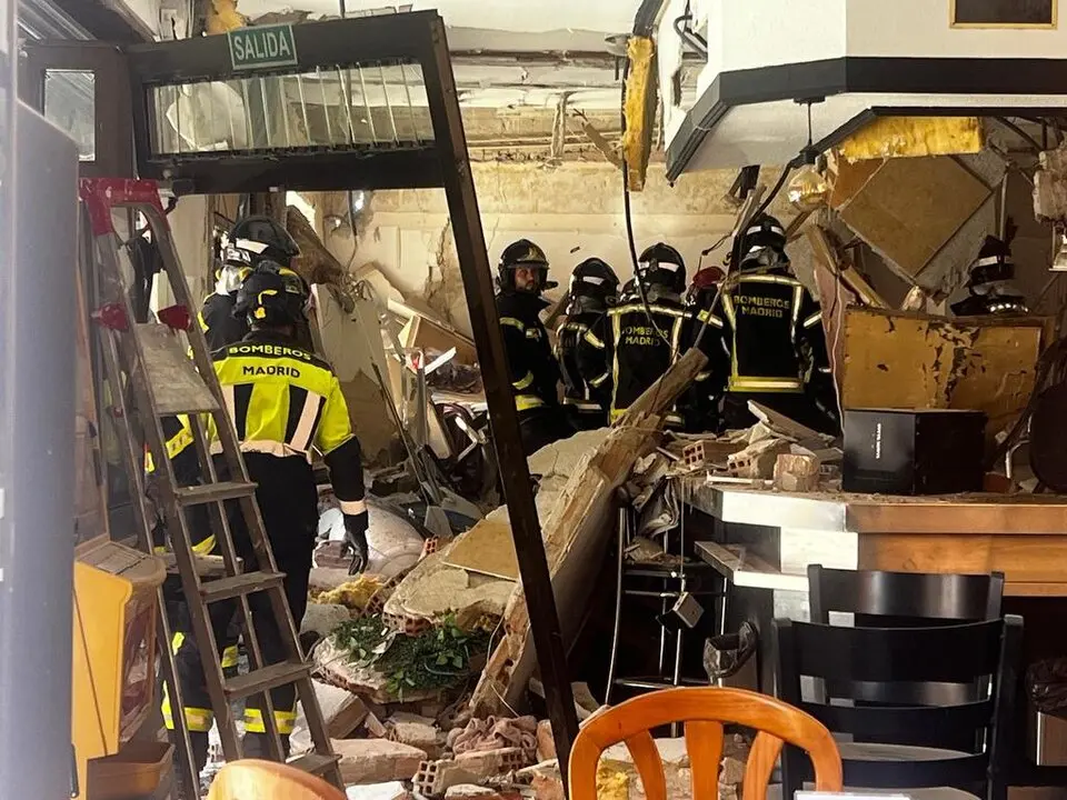 Los bomberos en el interior del bar de Vallecas. / X