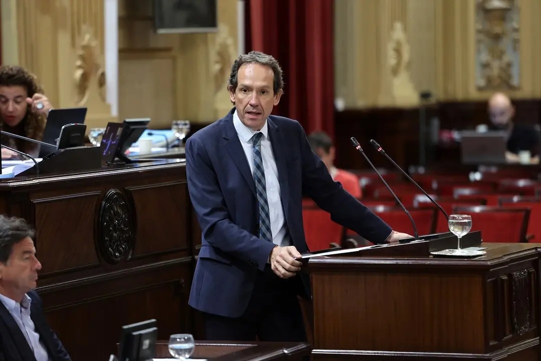 El portavoz parlamentario adjunto del PSIB-PSOE, Marc Pons, durante un debate. / Isaac Buj