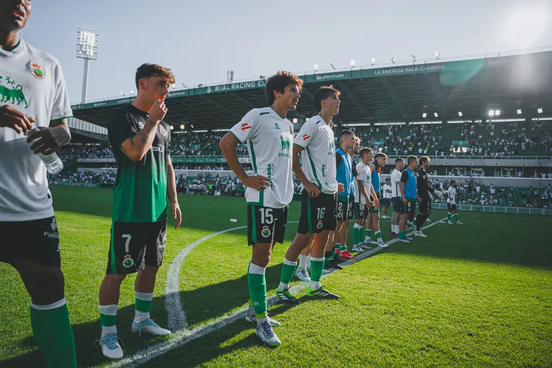 Los jugadores del Racing tras caer ante la Cultural. / RRC