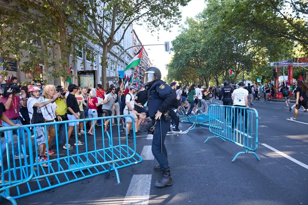 Un agente de Polic&iacute;a Nacional entre vallas tiradas tras cargas policiales a manifestantes que han protestado a favor de Palestina. / Jes&uacute;s Hell&iacute;n
