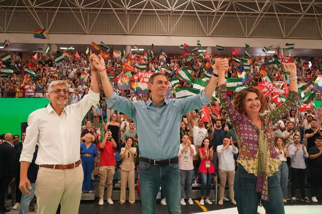 (I-D) El secretario general del PSOE de M&aacute;laga, Josele Aguilar; el  presidente del Gobierno, Pedro S&aacute;nchez, y la ministra de Hacienda, Mar&iacute;a Jes&uacute;s Montero. / &Aacute;lex Zea