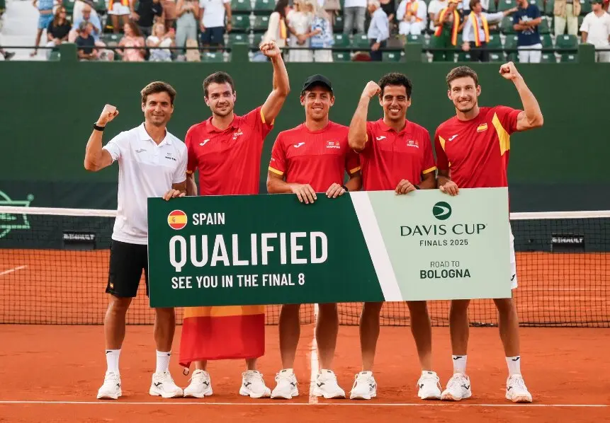 Jaume, Pedro, Roberto, Pablo y David Ferrer, celebran el pase a la Final a 8. / Germ&aacute;n Pozo/RFET