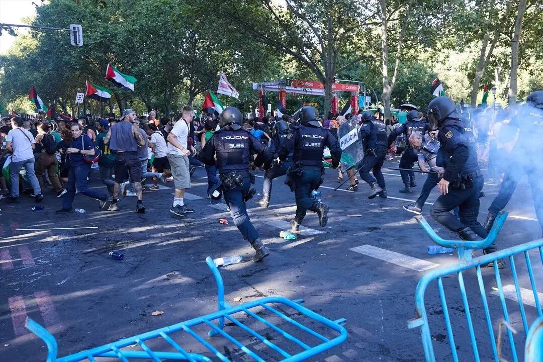 Cargas policiales a varias personas que protestan a favor de Palestina en Atocha. / Jes&uacute;s Hell&iacute;n