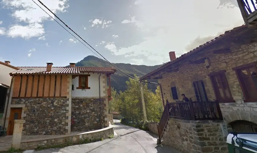 En el valle de Li&eacute;bana existe un pueblo tan peque&ntilde;o que su censo cabe en una mesa larga de domingo. / G.M.