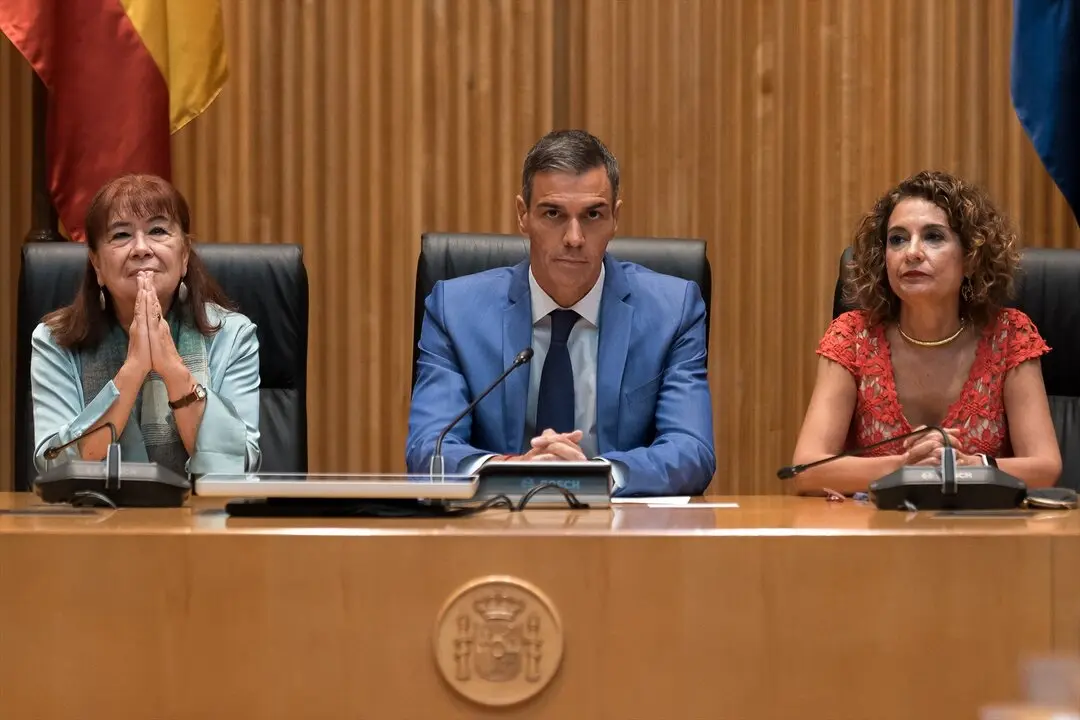 El presidente del Gobierno, Pedro S&aacute;nchez, acompa&ntilde;ado por la vicepresidenta del Gobierno y ministra de Hacienda, Mar&iacute;a Jes&uacute;s Montero y por la presidenta del PSOE, Cristina Narbona, preside la reuni&oacute;n interparlamentaria del Grupo Socialista. / DIego Radam&eacute;s