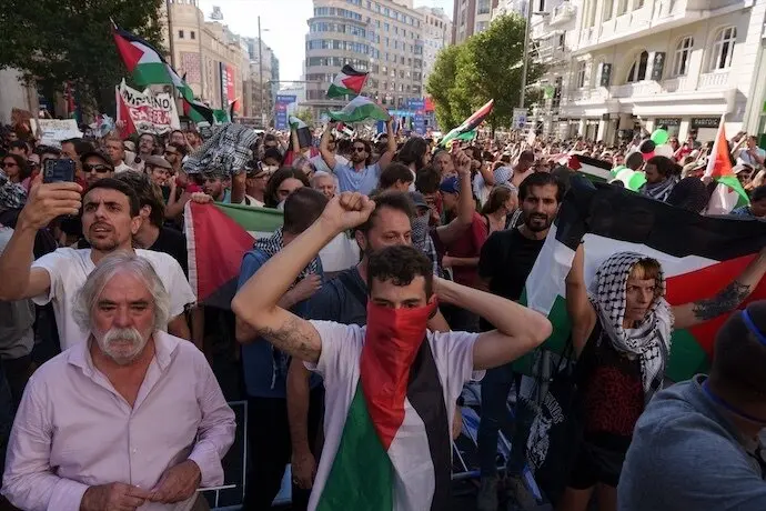 Varias personas con banderas de Palestina en la Gran V&iacute;a antes de pasar la etapa 21 de la Vuelta Ciclista a Espa&ntilde;a, el 14 de septiembre de 2025, en Madrid (Espa&ntilde;a).  Matias Chiofalo / Europa Press