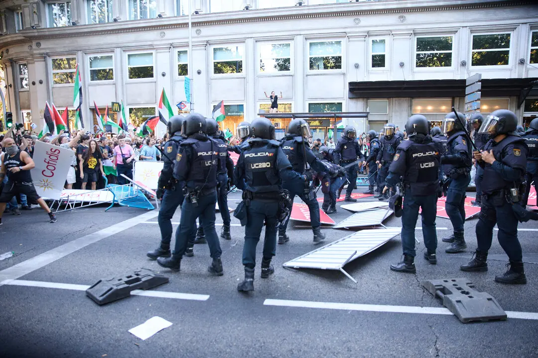 Los violentos actuaron de forma coordinada y con apoyo internacional, dejando 22 agentes heridos y apenas dos detenciones./ EP