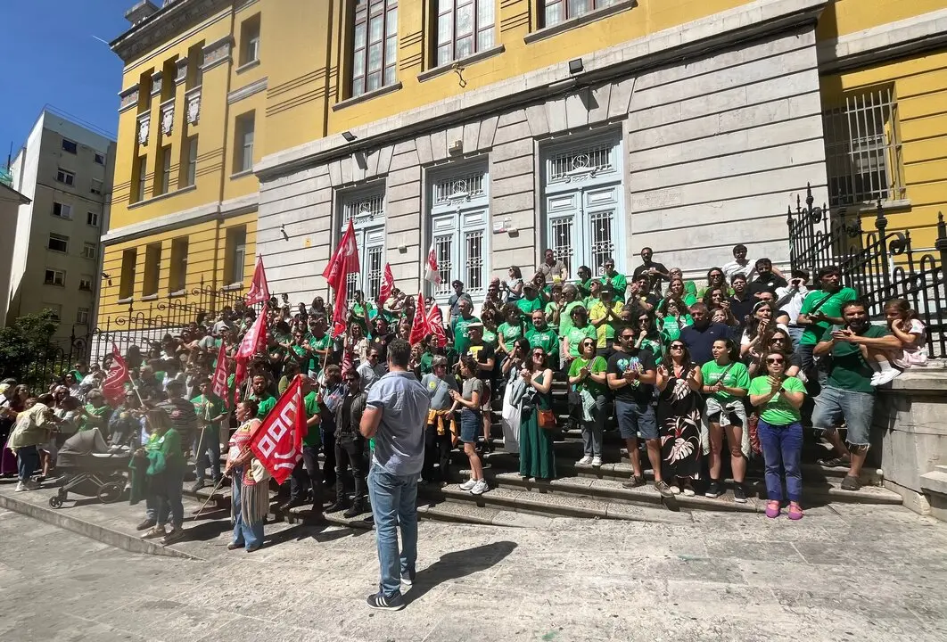 Concentraci&oacute;n de los docentes en el IES Santa Clara de Santander. / EP