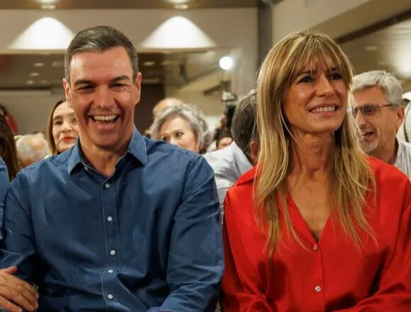 El secretario general del PSOE y presidente del Gobierno en funciones, Pedro S&aacute;nchez, junto a su mujer, Bego&ntilde;a G&oacute;mez. / EP