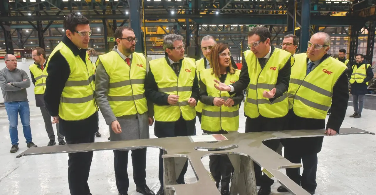 La presidenta de Cantabria, Mar&iacute;a Jos&eacute; S&aacute;enz de Buruaga (3d); el presidente del Principado de Asturias, Adri&aacute;n Barb&oacute;n (2i); el secretario de
Estado de Transportes y Movilidad Sostenible, Jos&eacute; Antonio Santano (3i), y, durante la presentaci&oacute;n del inicio de la fabricaci&oacute;n de los nuevos
trenes de ancho m&eacute;trico de Renfe, en CAF, en febrero del a&ntilde;o pasado. / Alerta