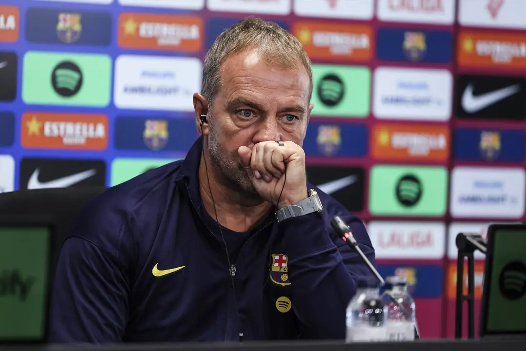 Hansi Flick, entrenador del FC Barcelona, ​​asiste durante una rueda de prensa. / EP