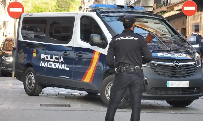 Un agente de la Polic&iacute;a Nacional en Torrelavega. / PN