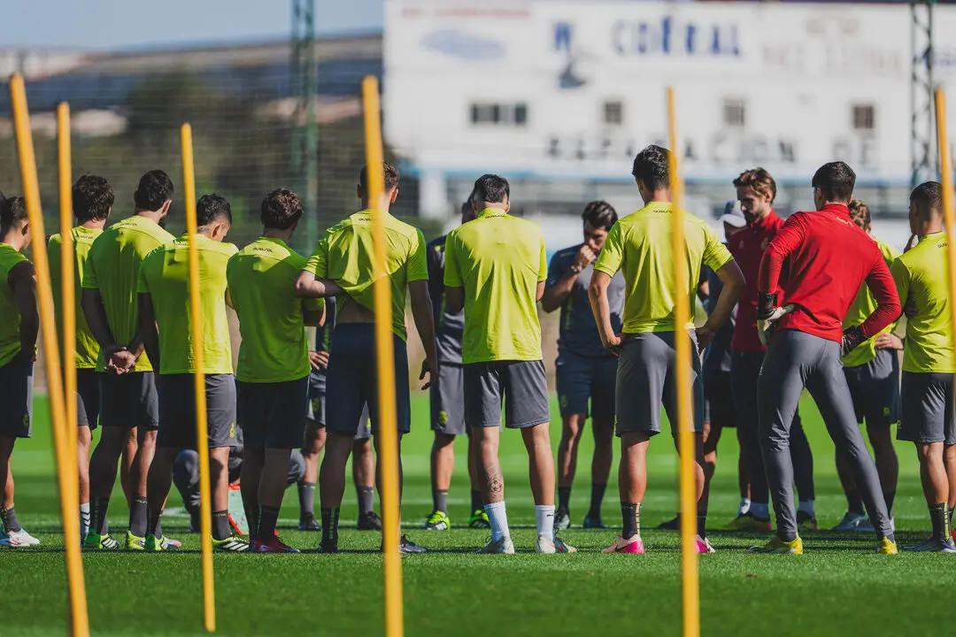 Jos&eacute; Alberto da una charla a sus jugadores durante la sesi&oacute;n de entrenamiento de ayer. / RRC