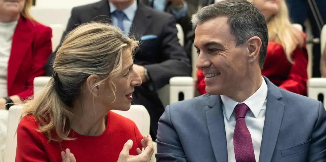 La vicepresidenta segunda y ministra de Trabajo, Yolanda D&iacute;az y el presidente del Gobierno, Pedro S&aacute;nchez. / Alejandro Mart&iacute;nez V&eacute;lez