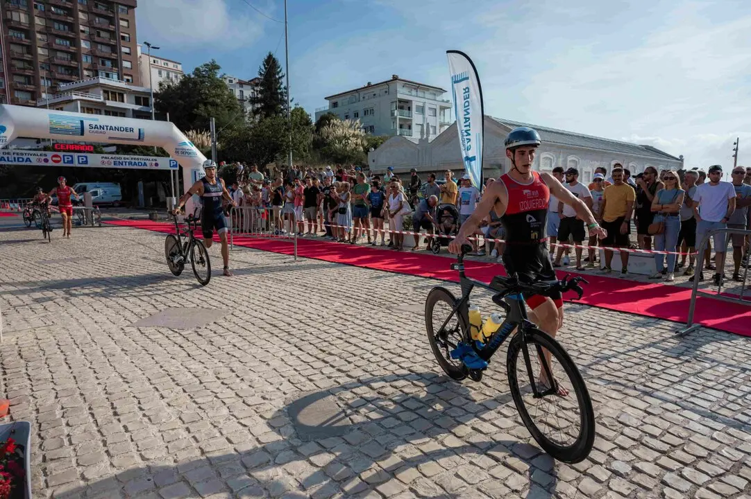 Dos participantes durante el triatl&oacute;n en una edici&oacute;n pasada. / TCS
