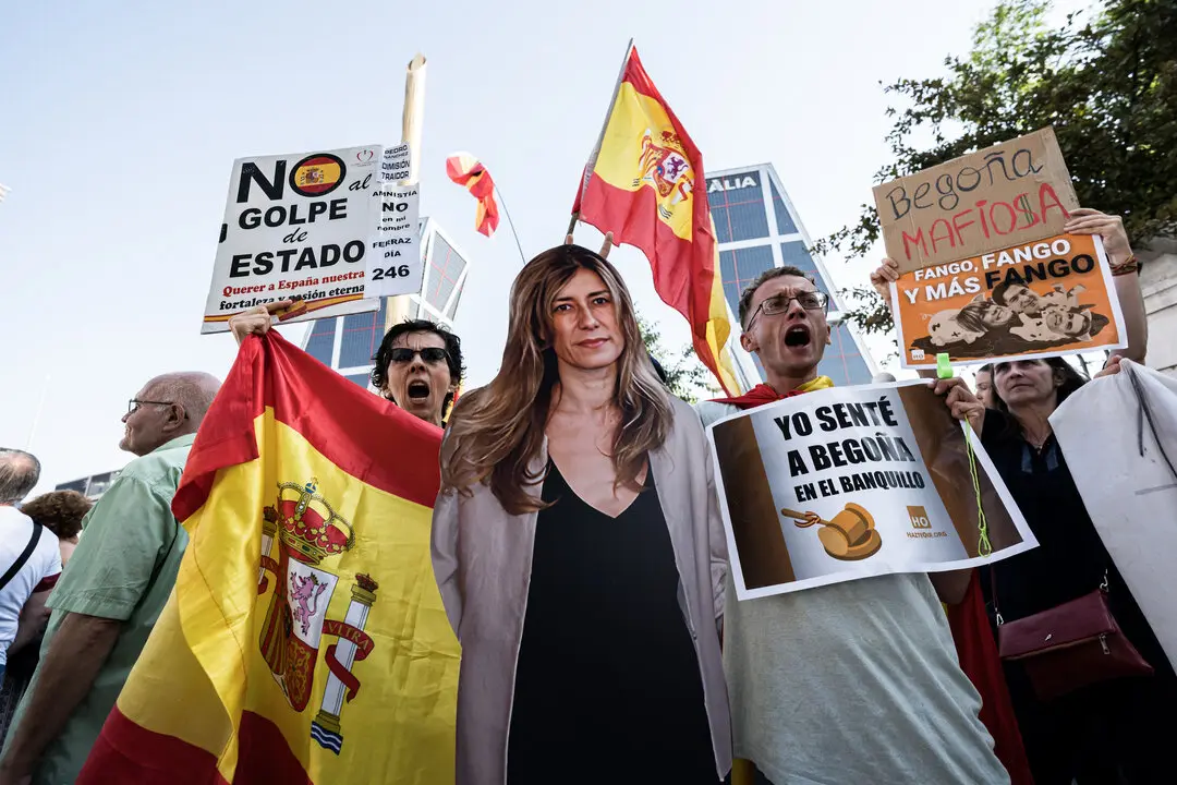 Varias personas se concentran para protestar contra el presidente del Gobierno y su mujer. / EP