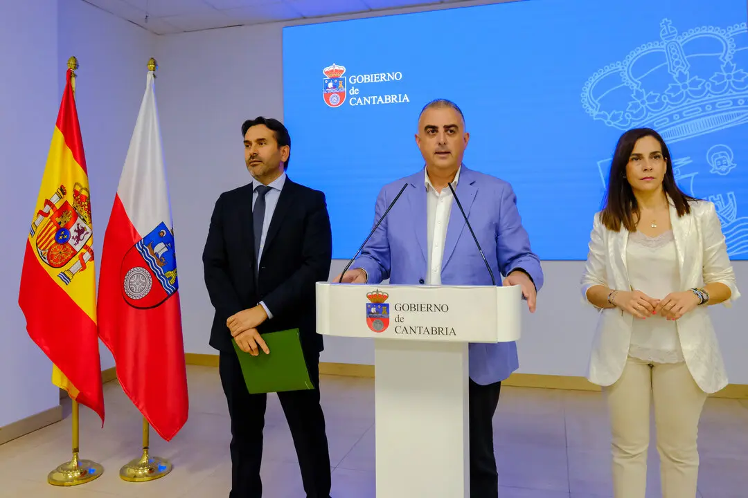 El consejero de Fomento, Vivienda, Ordenaci&oacute;n del Territorio y Medio Ambiente, Roberto Media, informa, en rueda de prensa, de novedades en el Aeropuerto Seve Ballesteros. / A.E