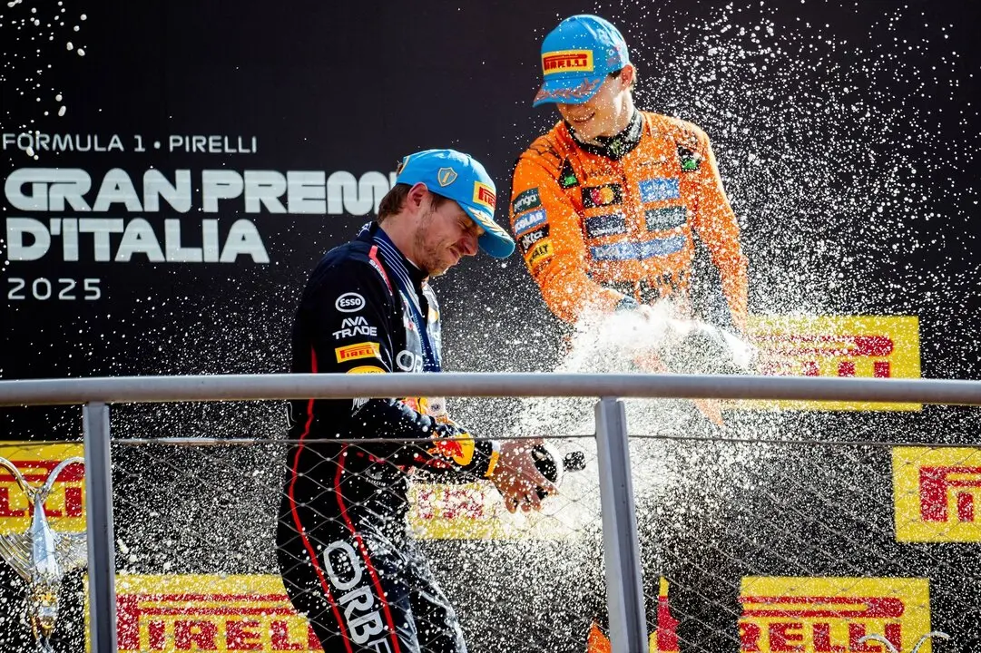 Max Verstappen y Lando Norris en el podio durante el Gran Premio de Italia Pirelli de F&oacute;rmula 1. / EP