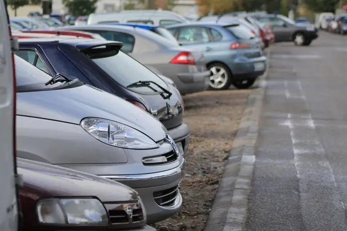 Varios coches en el aparcamiento de La Lechera. / EP