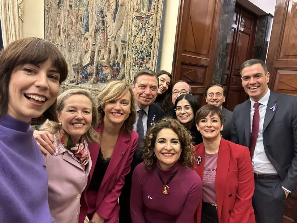 El presidente del Gobierno, Pedro S&aacute;nchez (d), posa junto a varios de sus ministros.