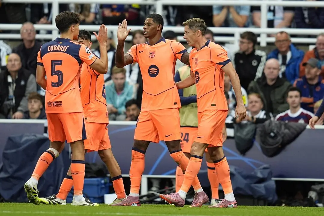 Marcus Rashford celebra con sus compa&ntilde;eros uno de sus goles ante el Newcastle. / EP